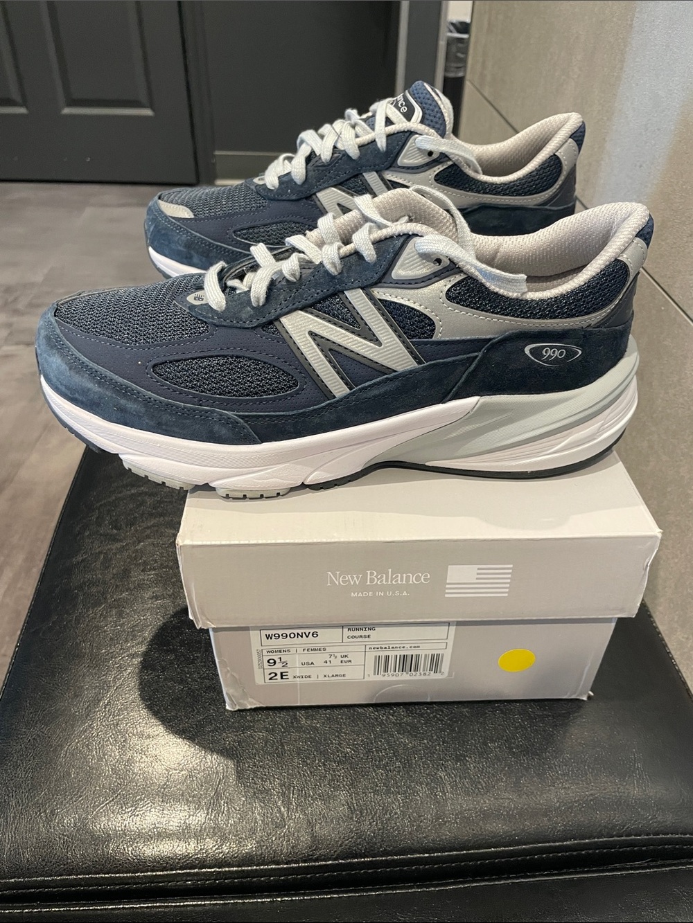 New Balance Women’s Navy and Gray 990v6 Sneakers 9 1/2 2E